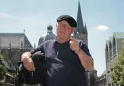 20 Jahre nach dem Fall der Mauer erkundet Filmemacher Armin Maiwald, was am "Wanderweg der deutschen Einheit" zu entdecken ist. - Armin am Startpunkt seiner Wandertour, in Aachen. 20 Jahre nach dem Fall der Mauer erkundet Filmemacher Armin Maiwald, was am "Wanderweg der deutschen Einheit" zu entdecken ist. - Armin am Startpunkt seiner Wandertour, in Aachen.