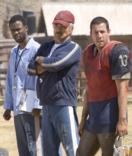 Gef&auml;ngnisdirektor Hazen rechnet nicht damit, dass Paul (Adam Sandler, r.) einen eigenen Plan verfolgt. Mit Hilfe des gewieften Caretakers (Chris Rock, l.) und des alten Profis Nate (Burt Reynolds, M.) stellt er eine Mannschaft auf die Beine, die nur ein Ziel hat: den W&auml;rtern auf dem Spielfeld eine deftige Abreibung zu verpassen ...