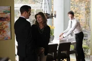 Harvey (Gabriel Macht, l.) und Mike (Patrick J. Adams, r.) sollen mit Unternehmerin Joy McAfferty (Susan Saint James, M.) einen millionenschweren Lizenzvertrag abschließen – doch ein unbedachter Moment bringt alles ins Wanken.