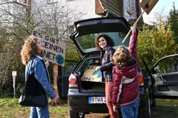 Margit (Justine Hirschfeld, Mitte) hat etwas vorbereitet: Paula (Lydia Maria Makrides, li.) und Thorben (Leo Pérez-Kallscheuer) sind begeistert.