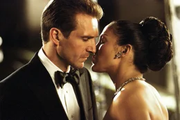 Wahre Liebe kennt keine Grenzen: Zimmerm&auml;dchen Marisa Ventura (Jennifer Lopez, r.) und Senatskandidat Christopher Marshall (Ralph Fiennes, l.) ...