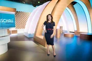 Moderatorin Ana Plasencia im neu gestalteten UMSCHAU-Studio.
