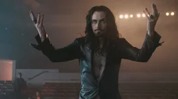 Auch der Zauberer und angebliche Vampir-Experte Peter Vincent (David Tennant) will zun&auml;chst Charleys Behauptungen keinen Glauben schenken. Doch dann wird ihm klar, dass eine erfolgreiche Vampirjagd dem eigenen Ruf durchaus f&ouml;rderlich ist ...