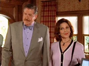 Richard (Edward Herrmann, l.) und Emily (Kelly Bishop, r.) fassen sich endlich ein Herz und machen ihren Stand der Beziehung öffentlich ...