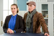 Zoodirektor Dr. Blum (Ralph Herforth, r.) und seine neue Mitarbeiterin Clara Baldin (Viola Pobitschka, l.) besuchen die Tierärztin in ihrer Praxis – natürlich nicht ohne ein Ansinnen.