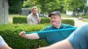 Lars Pöhlmann (Dominic Boeer, l.) mahnt seinen Chef, denn trotz verordnetem Kuraufenthalt kann Reuter (Udo Kroschwald, r.) das Arbeiten nicht lassen. Er hat ermittelt, dass der Tote im Moorbad einen Kurschatten gehabt hat. Dabei ist der Mann verheiratet. Seine Frau hat ihn bisher in der Klinik nicht besucht. Reuter hängt sich inkognito in den Fall. Kann er den Fall von der Klinik aus lösen?