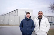 Frank Seibert und Manuel Matzke vor der JVA Zeithain (Sachsen). Er saß 6 Jahre hinter Gitter und berichtet über seine persönlichen Knast-Erfahrungen. Frank Seibert und Manuel Matzke vor der JVA Zeithain (Sachsen). Er saß 6 Jahre hinter Gitter und berichtet über seine persönlichen Knast-Erfahrungen.