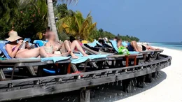 Touristen aus der ganzen Welt genie&szlig;en die exklusiven und luxuri&ouml;sen Hotelanlagen auf den Malediven.
