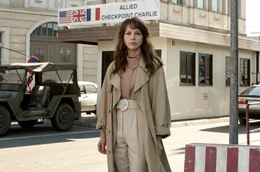 Doppelagentin Saskia Starke (Petra Schmidt-Schaller) erwartet ihre Tochter am Checkpoint Charlie in Berlin.