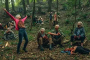 Janine (Anita Dobson, l.) wiegelt die anderen Zombie-Senioren mit ihren aggressiven Reden auf. Gabe (Garrick Hagon, 2.v.l.), Frank (Paul Bentall, 2.v.r.) und Cecily (Sue Johnston, r.) hören aufmerksam zu.