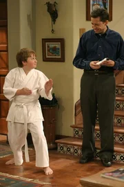 Alan (Jon Cryer, r.) plagt das schlechte Gewissen, da er wegen seiner neuen Bekanntschaft nur noch wenig Zeit für Jake (Angus T. Jones, l.) hat ... Alan (Jon Cryer, r.) plagt das schlechte Gewissen, da er wegen seiner neuen Bekanntschaft nur noch wenig Zeit für Jake (Angus T. Jones, l.) hat ...