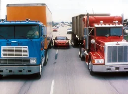 Die Fahrer der waghalsigen Stra&szlig;enrennen riskieren viel f&uuml;r ihr Geld.  +++ Die Verwendung des sendungsbezogenen Materials ist nur mit dem Hinweis und Verlinkung auf RTL+ gestattet. +++