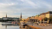 Morgens erstrahlen die Sandstein-Fassaden am Jungfernstieg in goldenem Licht.