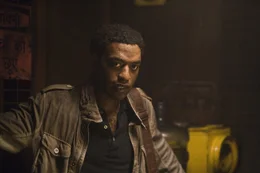 Wei&szlig;, dass der Untergang der bisherigen Welt nicht mehr aufzuhalten ist: Geologe Adrian Helmsley (Chiwetel Ejiofor) ...