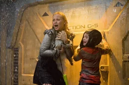 Immer wieder m&uuml;ssen Tamara (Beatrice Rosen, l.) und die kleine Lilly (Morgan Lily, r.) erfahren, dass f&uuml;r sie kein Rettungsprogramm zust&auml;ndig ist. Doch mit dem Mut der Verzweiflung gelingt es ihnen, bis zu den lebensrettenden Archen im tibetanischen Hochland vorzudringen ...