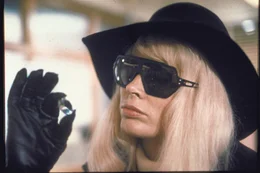 Fran (Karen Black) pr&uuml;ft nach einer erfolgreichen Entf&uuml;hrung das "L&ouml;segeld".