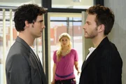 Mia glaubt zu erkennen, dass Alexander mehr in dem Wochenende sieht, als eine Geschäftsreise: (v.l.n.r.) Alexander (Paul Grasshoff), Mia (Josephine Schmidt) und Enrique Vegaz (Jacob Weigert) ... Mia glaubt zu erkennen, dass Alexander mehr in dem Wochenende sieht, als eine Geschäftsreise: (v.l.n.r.) Alexander (Paul Grasshoff), Mia (Josephine Schmidt) und Enrique Vegaz (Jacob Weigert) ...