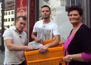 Alexander (26, Mitte) hilft seiner Mutter Simone (52) beim Ausmisten des alten Hauses. Unterstützt werden sie von Trödelprofi Otto Schulte! Alexander (26, Mitte) hilft seiner Mutter Simone (52) beim Ausmisten des alten Hauses. Unterstützt werden sie von Trödelprofi Otto Schulte!