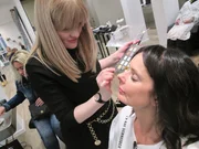 Kandidatin Britta (r.) und Visagistin. Kandidatin Britta (r.) und Visagistin.