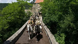 Der K&ouml;nig zieht mit seinem Heer in den Krieg