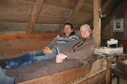 Willi und Hans-Martin in der Schlafkoje eines Traditionshauses.
