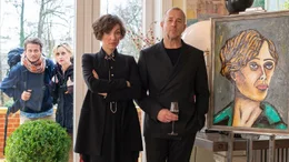 Clara (Julia Koschitz) und Ulf (Heino Ferch) ahnen nicht, wie nahe ihnen die &bdquo;Verstorbenen&ldquo; - Anke (Sabine Waibel, hinten) und Enno (Roman Knižka, hinten) - noch sind.