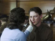James McAvoy (r.)