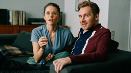 Lena (Sarah Elena Koch) und Matze (Maeve Metelka)