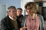 G&uuml;nter (Wolfgang Winkler, l.) und Edwin (Tilo Pr&uuml;ckner, M.) &uuml;berrumpeln Marion Balkow (Mareile Blendl, r.).