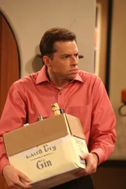 Alan (Jon Cryer) ist mit den Vorbereitungen f&uuml;r die Party besch&auml;ftigt ...