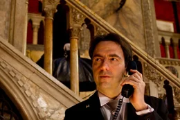 Neri Marcor&egrave; als Hotel Concierge Alessio