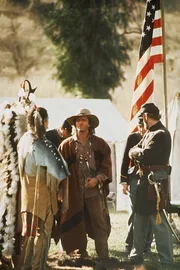 Immer wieder muss Byron Sully (Joe Lando, M.) zwischen den Cheyenne und der Armee vermitteln. Keine leichte Aufgabe ...