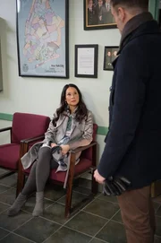 Holmes (Jonny Lee Miller, r.) wird der Mord an einer Frau vorgeworfen, die zu der Zeit ermordet wurde, als er noch gro&szlig;e Drogenprobleme hatte. Wird Watson (Lucy Liu, l.) ihm helfen, seine Unschuld zu beweisen?