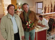 Dr. Stefan Frank (Sigmar Solbach, li.) konnte Lothar (Andreas Renell) überreden, seine Frau, die getrennt von ihm lebt, im Krankenhaus zu besuchen. Stefan spürt, dass Lothar seiner Frau im Kampf gegen den Krebs unterstützen kann.