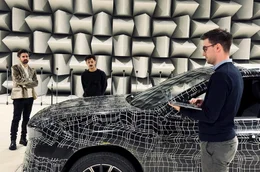 BMW-Sounddesigner Renzo Vitale (l.) und Kollegen testen das k&uuml;nstlich generierte Fahrger&auml;usch eines neuen Fahrzeugmodells.