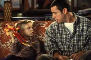 Julian (Dylan Sprouse/Cole Sprouse, l.), der angeblich leibliche Sohn von Sonnys (Adam Sandler, r.) Mitbewohner Kevin Gerrity, bringt schon bald das Dasein des Lebensk&uuml;nstlers total durcheinander ...