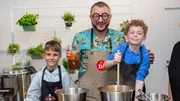 Sebastian Lege und zwei Kinder der Wilhelm-Lehmbruck Grundschule in Dorsten Sebastian Lege und zwei Kinder der Wilhelm-Lehmbruck Grundschule in Dorsten