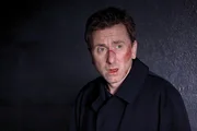 Dr. Cal Lightman (Tim Roth) wird von seiner Vergangenheit eingeholt. Muss Cal für seine damalige Entscheidung, Geschehnisse zu verschweigen, büßen?