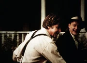 Anfangs freut sich John (Ralph Waite, l.) sehr über den Besuch von Tip Harrison (James Antonio, r.), einem alten Kriegskameraden ...