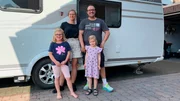 Tamara (39) und Maik (41) mit ihren Kindern Paula (6) und Tilda (4) (v.l.n.r.) vor ihrem nagelneuen Camper im heimatlichen Rheda-Wiedenbrück. Tamara (39) und Maik (41) mit ihren Kindern Paula (6) und Tilda (4) (v.l.n.r.) vor ihrem nagelneuen Camper im heimatlichen Rheda-Wiedenbrück.