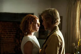 Moll (Jessie Buckley) und Pascal Renouf (Johnny Flynn)