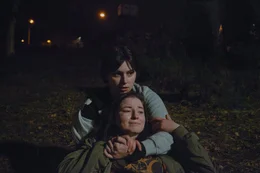 Char (Hazel Doupe, l.) und Suzanne (Jordanne Jones, r.)