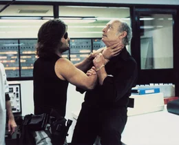 Obwohl Snake (Kurt Russell, l.) selbst auf der Abschussliste steht, legt er sich gleich mit dem Sicherheitschef Hauk (Lee Van Cleef, r.) an ...