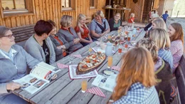 B&auml;urinnenstammtisch vor der Huaba Hittn auf der Gerlitzen Alpe.