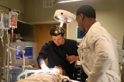 102004_9588 -- COMPLICATIONS - "WINNING A BATTLE, LOOSING A WAR" (ABC/MICHAEL ANSELL)PATRICK DEMPSEY, ISAIAH WASHINGTON GREYS_Y1_2H_L