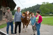 Wer darf Kuh Hermine behalten? v. li.: Bauer Waldi (Michael Schmitter), Schussel Valentin (Uke Bosse), Tadeo (Kajetan Filip Simon) oder Josefine (Sanne Schnapp)?