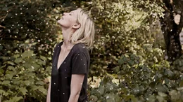 Justine (Kirsten Dunst) genie&szlig;t den Sternenstaub, der das Ende der Welt ank&uuml;ndigt.