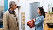 Hermann (Walter Sittler) besucht seine Tochter Claudia (Anja Knauer) &uuml;berraschend.