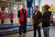 Dominik Morgenstern (Joscha Kiefer, M.) und Toni Bischoff (Amanda da Gloria, r.) befragen Johannes Presber (Matthias Bollwerk, l.).