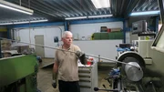 Hermann Thielges biegt das erste Stahlrohr für die Brennerspirale. Ein wichtiges Bauteil für den 4000 PS Brenner, der den Ballon in die Höhe bringen soll.